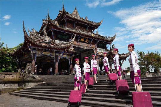 乘务员,她们平均年龄仅22岁,最年轻的动妹儿是来自眉山的川妹子潘茂燕