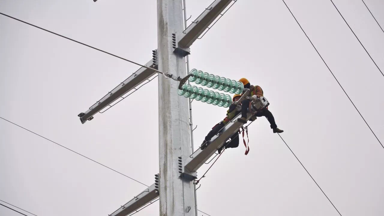 西安机场线首条110kv外电源架空线成功架设